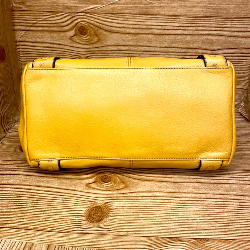 Tignanello carry all satchel in immaculate new condition canary yellow leather🔥 - Picture 6 of 14